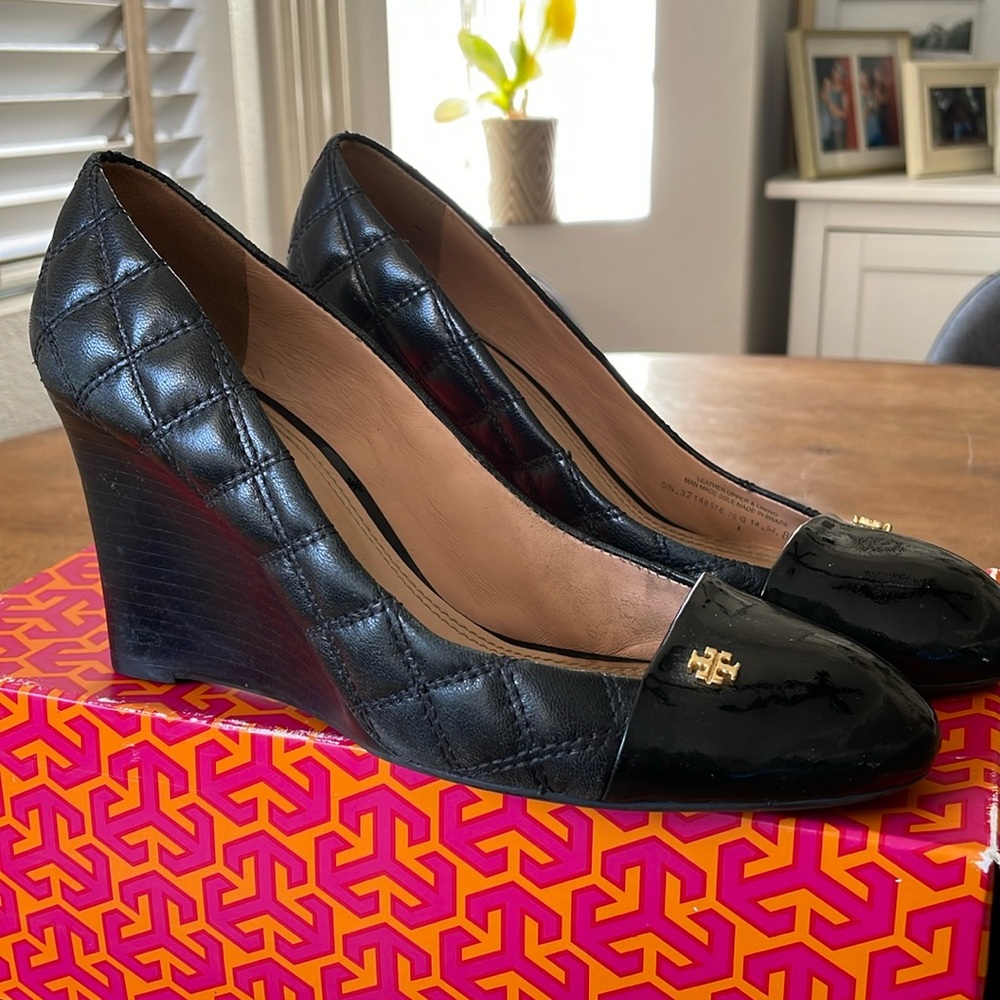 Tory Burch Quilted wedge black size 8